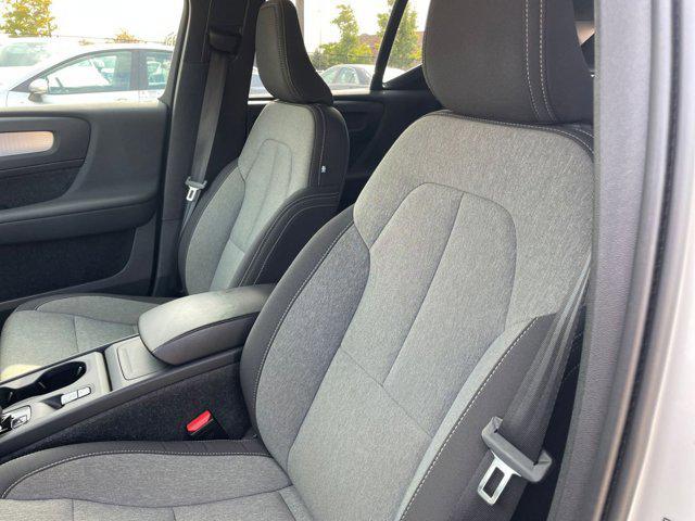 Photo of 2024 Crystal White Metallic Volvo XC40