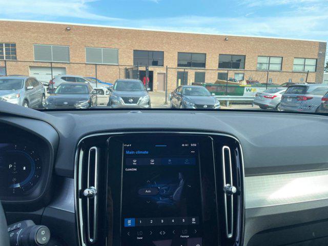 Photo of 2024 Crystal White Metallic Volvo XC40