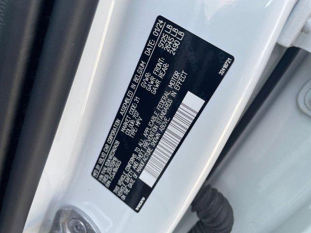 Photo of 2024 Crystal White Metallic Volvo XC40