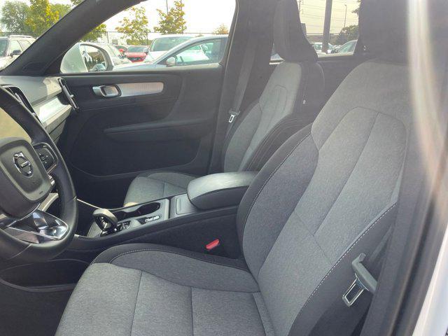 Photo of 2024 Crystal White Metallic Volvo XC40
