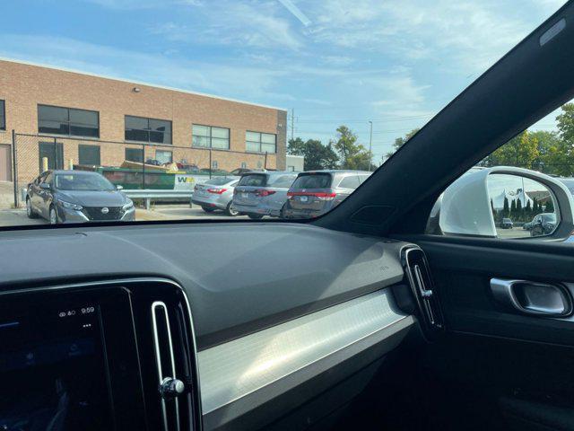 Photo of 2024 Crystal White Metallic Volvo XC40