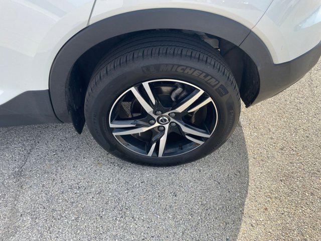 Photo of 2024 Crystal White Metallic Volvo XC40