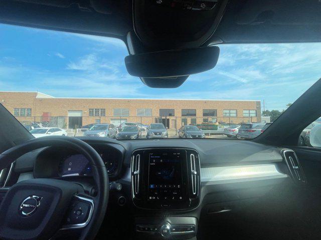 Photo of 2024 Crystal White Metallic Volvo XC40