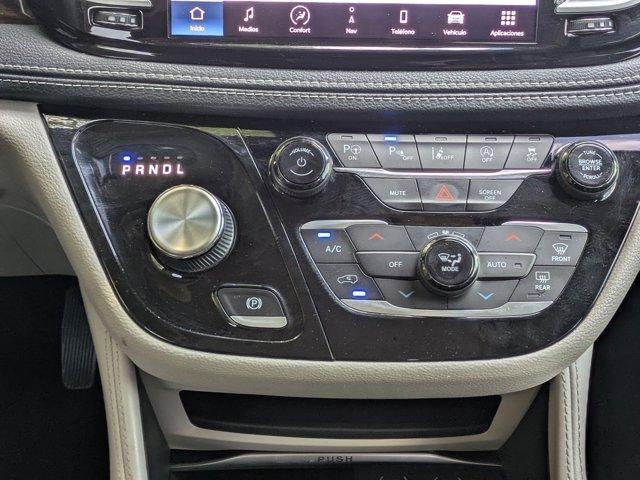 Photo of 2022 Bright White Clearcoat Chrysler Pacifica