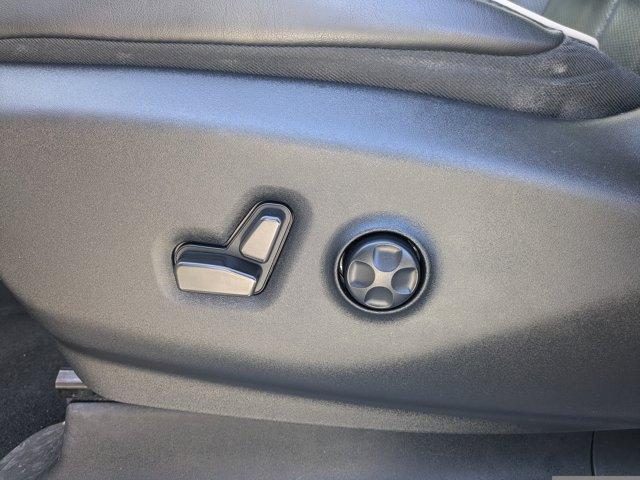 Photo of 2022 Bright White Clearcoat Chrysler Pacifica