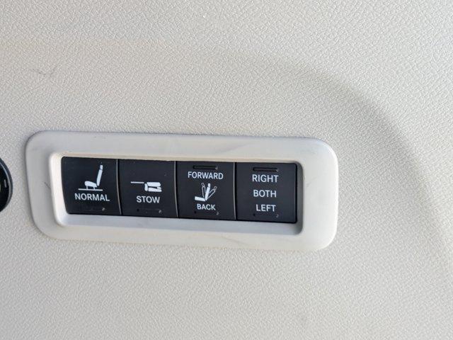 Photo of 2022 Bright White Clearcoat Chrysler Pacifica