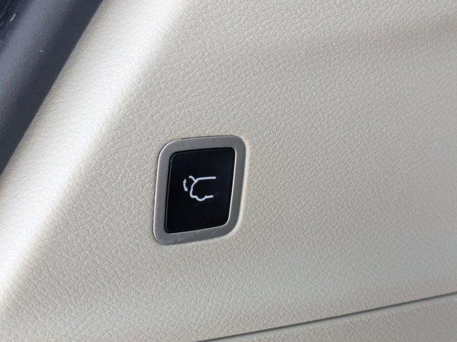 Photo of 2022 Bright White Clearcoat Chrysler Pacifica