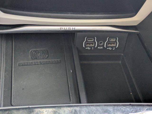 Photo of 2022 Bright White Clearcoat Chrysler Pacifica