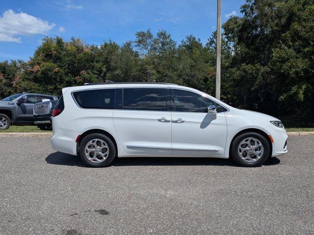 Photo of 2022 Bright White Clearcoat Chrysler Pacifica