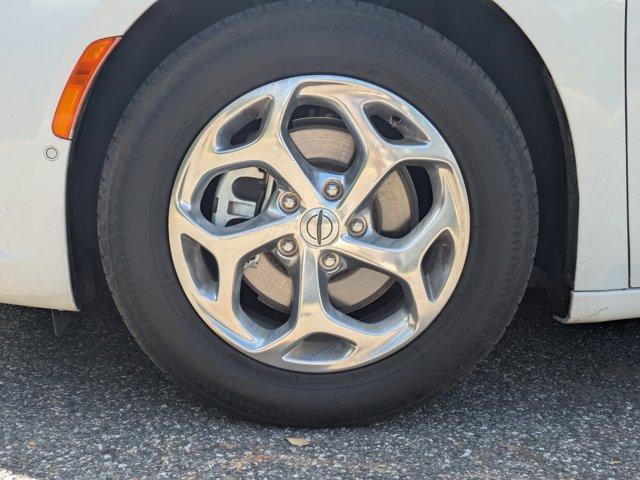 Photo of 2022 Bright White Clearcoat Chrysler Pacifica