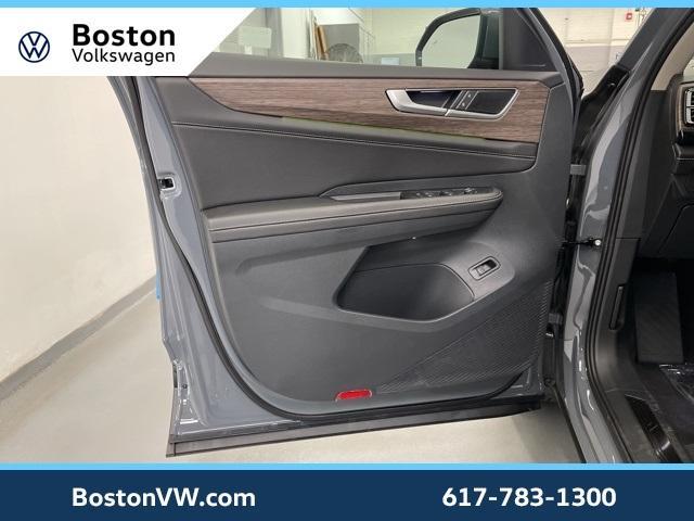 Photo of 2025 Pure Gray Volkswagen Atlas