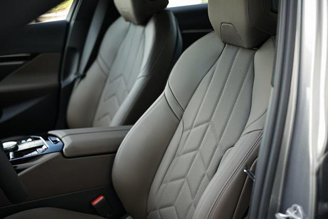 Photo of 2026 Oxide Gray Metallic BMW 530