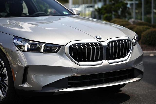 Photo of 2026 Oxide Gray Metallic BMW 530