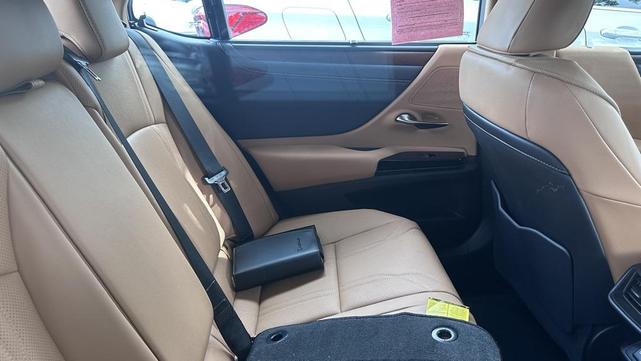 Photo of 2023 Obsidian Lexus ES 300h