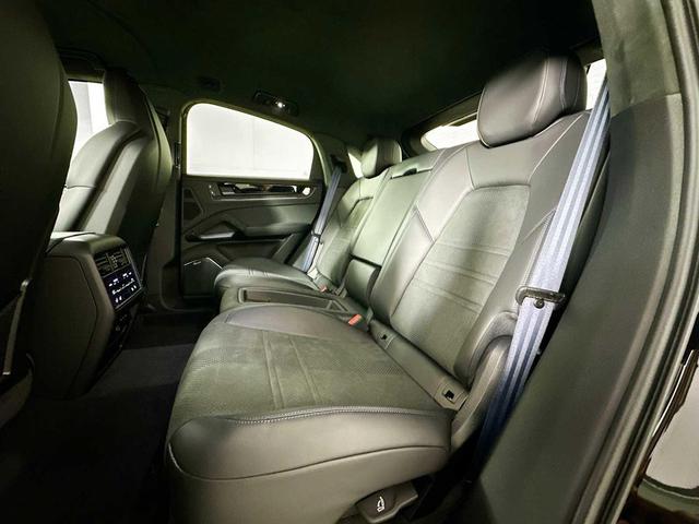 Photo of 2025 CHROMITE BLK ME Porsche Cayenne