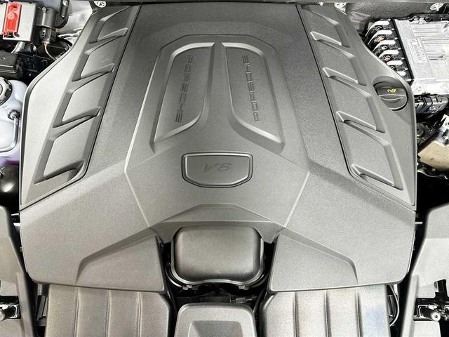 Photo of 2025 CHROMITE BLK ME Porsche Cayenne
