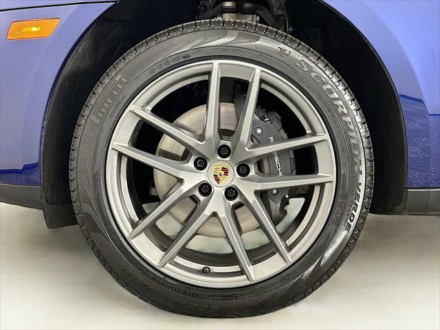 Photo of 2024 GENTIAN BLUE Porsche Macan