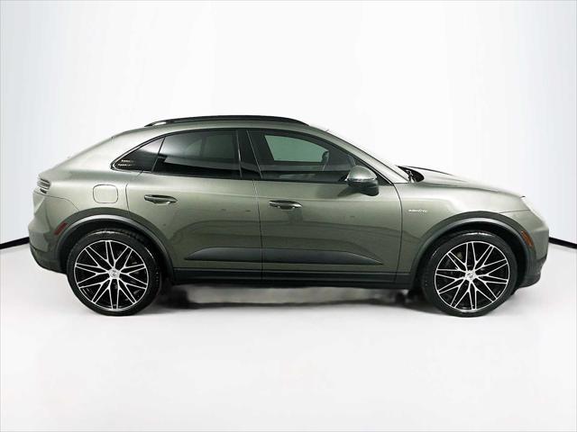 Photo of 2024 Aventurine Green Metallic Porsche Macan