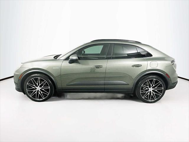 Photo of 2024 Aventurine Green Metallic Porsche Macan