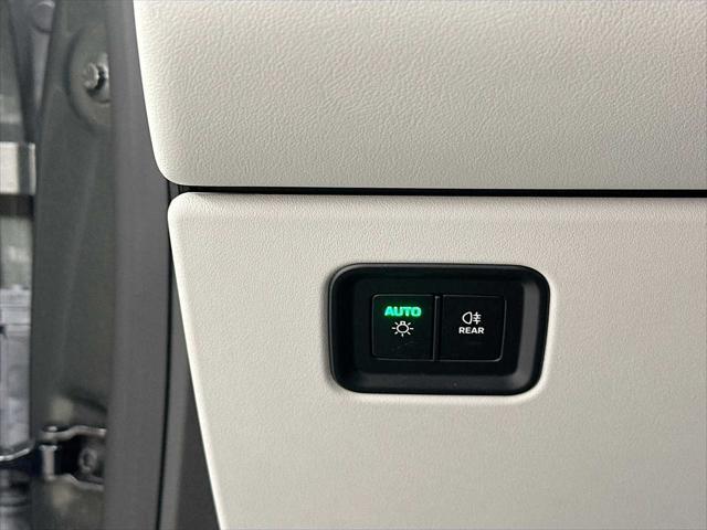 Photo of 2024 Aventurine Green Metallic Porsche Macan