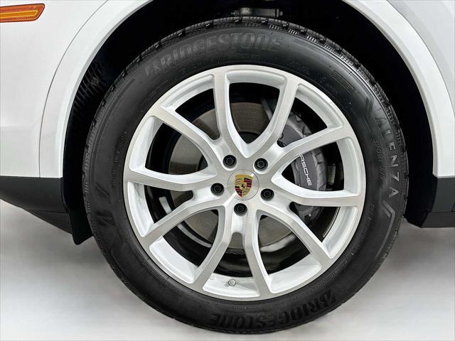 Photo of 2024 Carrara White Metallic Porsche Cayenne