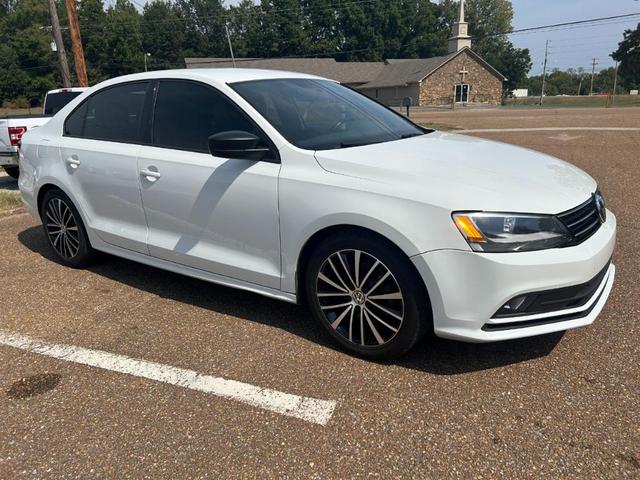 Photo of 2016 White Volkswagen Jetta
