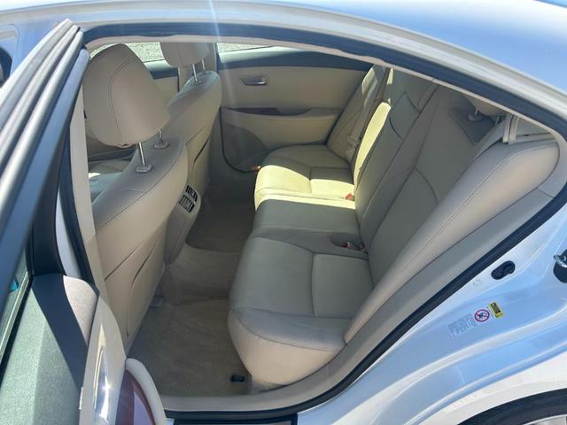 Photo of 2007 Pearl White Lexus ES 350