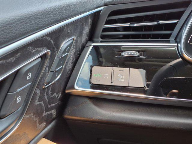 Photo of 2025 Glacier White Metallic Audi Q7