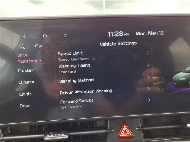 Photo of 2024 Glacial White Pearl Kia Sportage