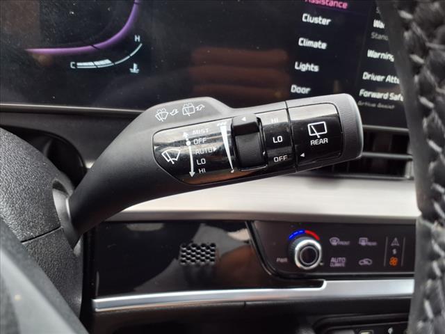 Photo of 2024 Glacial White Pearl Kia Sportage