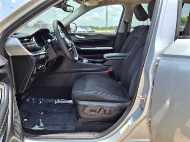 Photo of 2023 Silver Zynith Jeep Grand Cherokee L