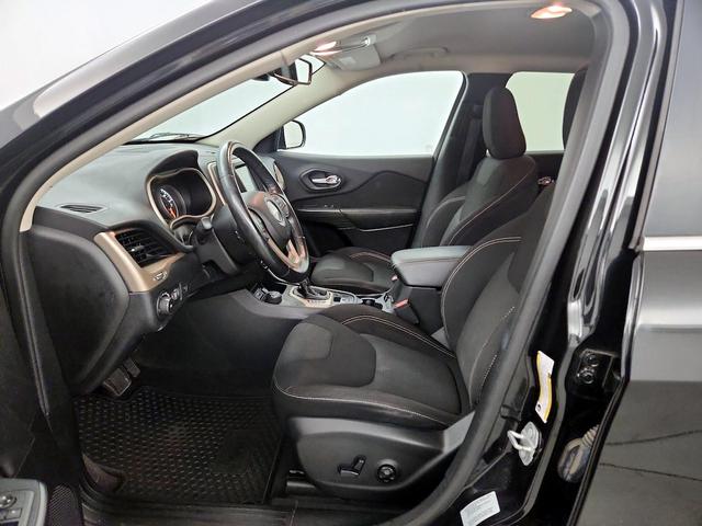 Photo of 2016 Black Jeep Cherokee
