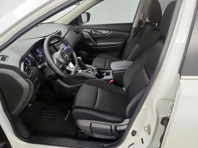 Photo of 2018 White Nissan Rogue