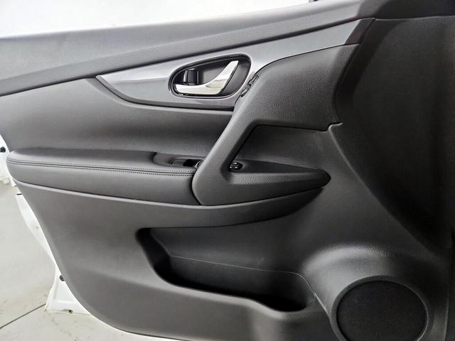 Photo of 2018 White Nissan Rogue