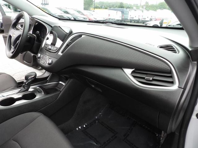 Photo of 2022 Silver Ice Metallic Chevrolet Malibu