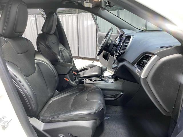 Photo of 2019 Pearl White Pearlcoat Jeep Cherokee