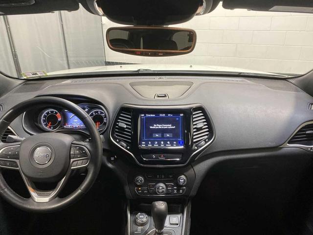 Photo of 2019 Pearl White Pearlcoat Jeep Cherokee