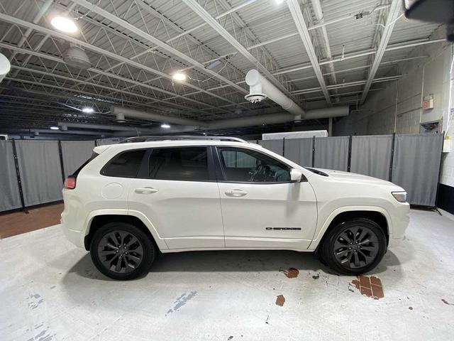 Photo of 2019 Pearl White Pearlcoat Jeep Cherokee