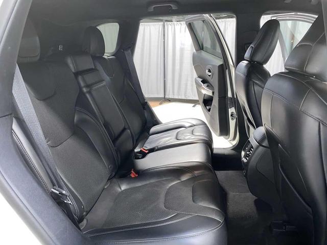 Photo of 2019 Pearl White Pearlcoat Jeep Cherokee