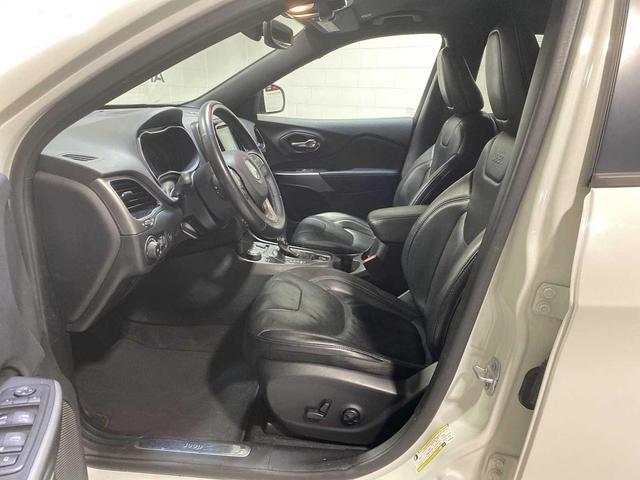 Photo of 2019 Pearl White Pearlcoat Jeep Cherokee