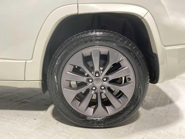 Photo of 2019 Pearl White Pearlcoat Jeep Cherokee