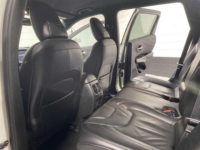 Photo of 2019 Pearl White Pearlcoat Jeep Cherokee