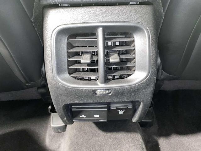 Photo of 2019 Pearl White Pearlcoat Jeep Cherokee