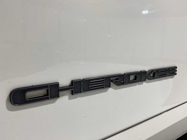 Photo of 2019 Pearl White Pearlcoat Jeep Cherokee