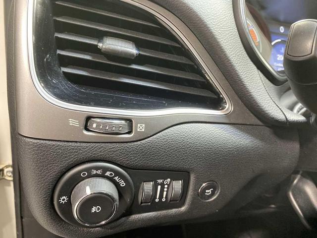 Photo of 2019 Pearl White Pearlcoat Jeep Cherokee