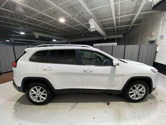 Photo of 2017 Bright White Clearcoat Jeep Cherokee