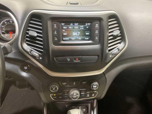 Photo of 2017 Bright White Clearcoat Jeep Cherokee