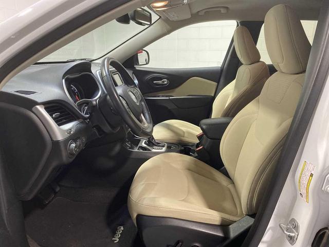 Photo of 2017 Bright White Clearcoat Jeep Cherokee