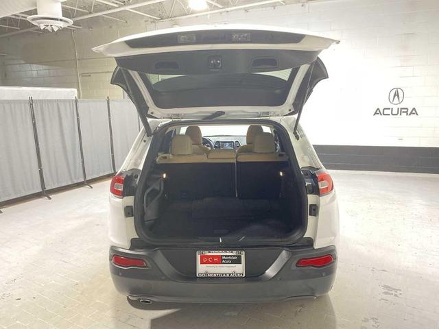 Photo of 2017 Bright White Clearcoat Jeep Cherokee