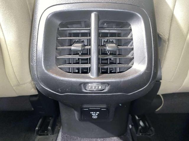 Photo of 2017 Bright White Clearcoat Jeep Cherokee